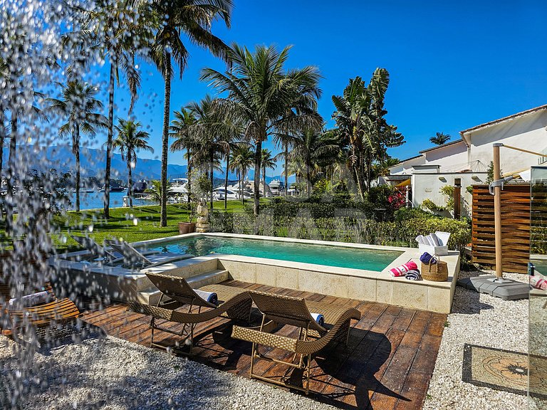 Beautiful house with 5 bedrooms, in a condominium