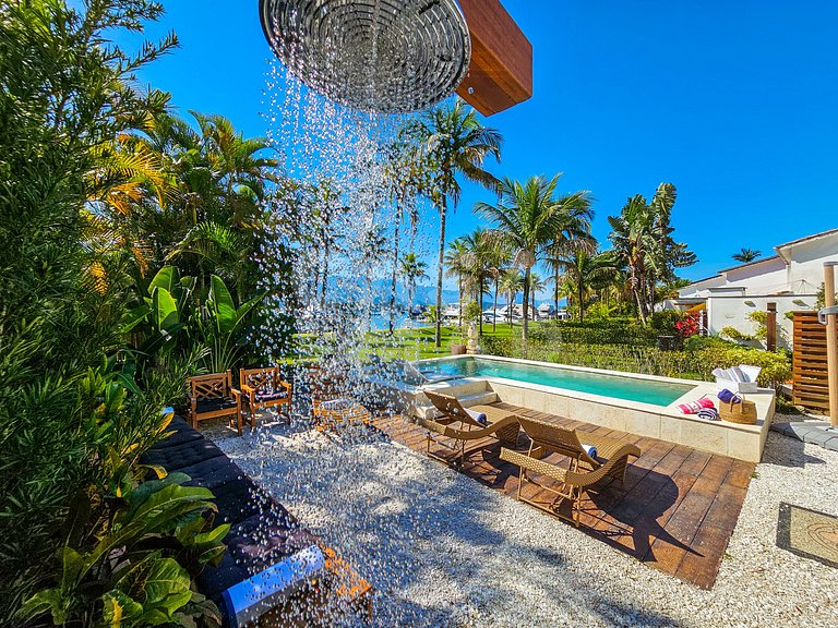 Beautiful house with 5 bedrooms, in a condominium