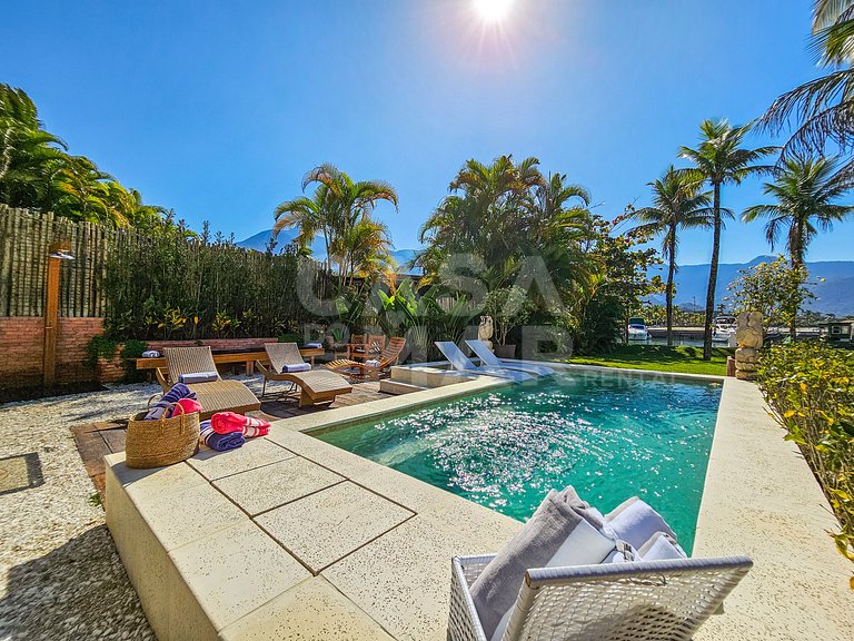 Beautiful house with 5 bedrooms, in a condominium