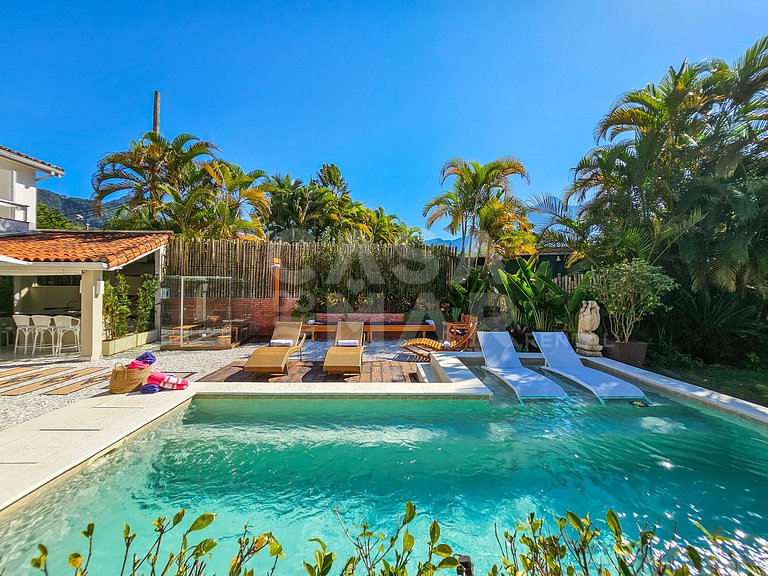 Beautiful house with 5 bedrooms, in a condominium