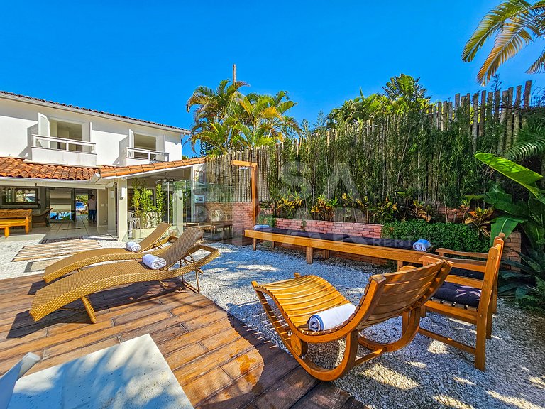 Beautiful house with 5 bedrooms, in a condominium