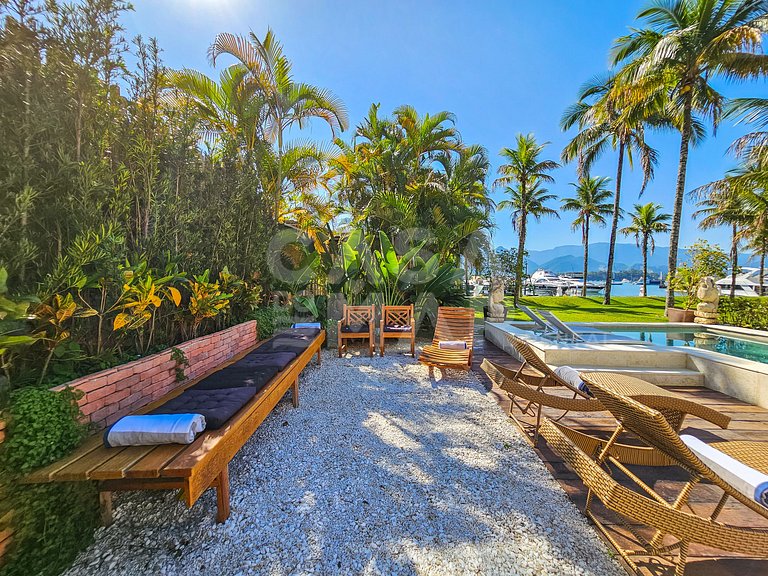 Beautiful house with 5 bedrooms, in a condominium
