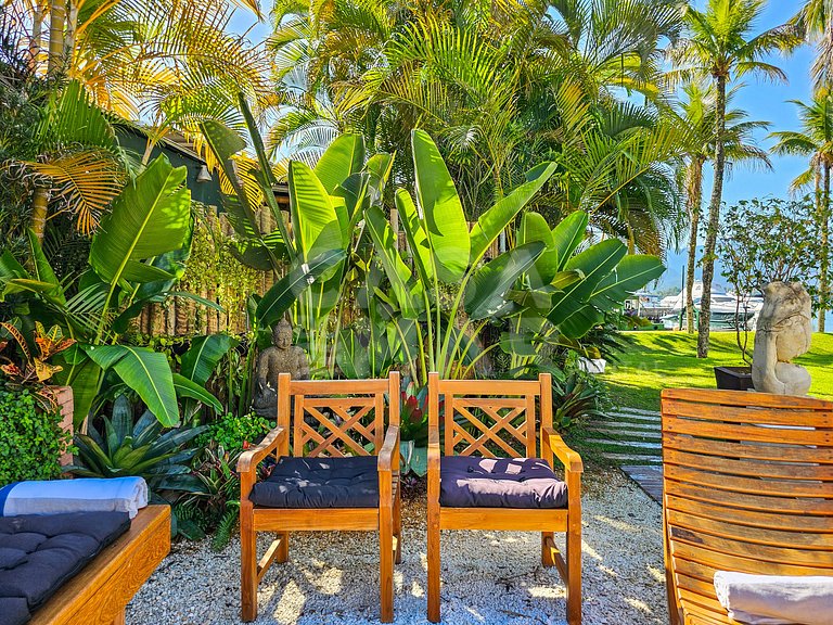 Beautiful house with 5 bedrooms, in a condominium