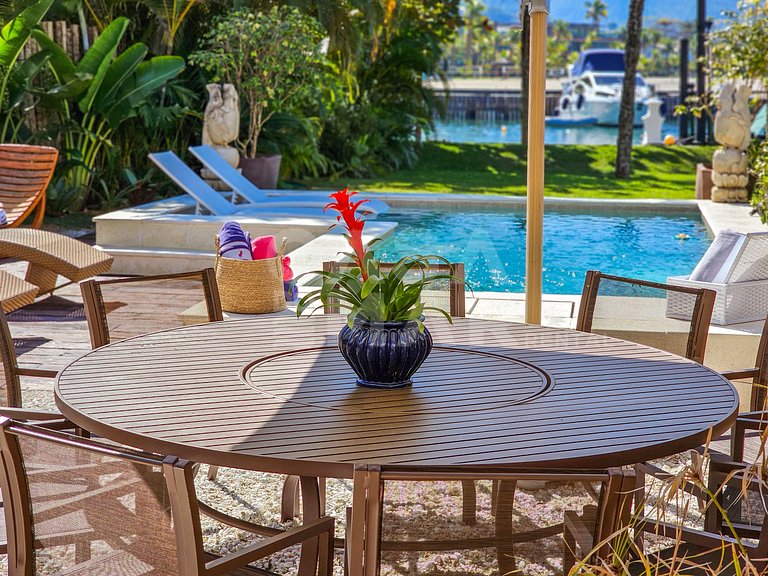 Beautiful house with 5 bedrooms, in a condominium