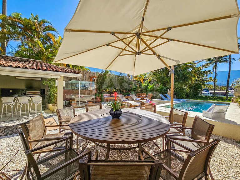 Beautiful house with 5 bedrooms, in a condominium