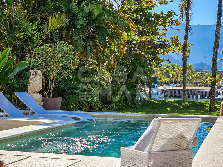 Beautiful house with 5 bedrooms, in a condominium