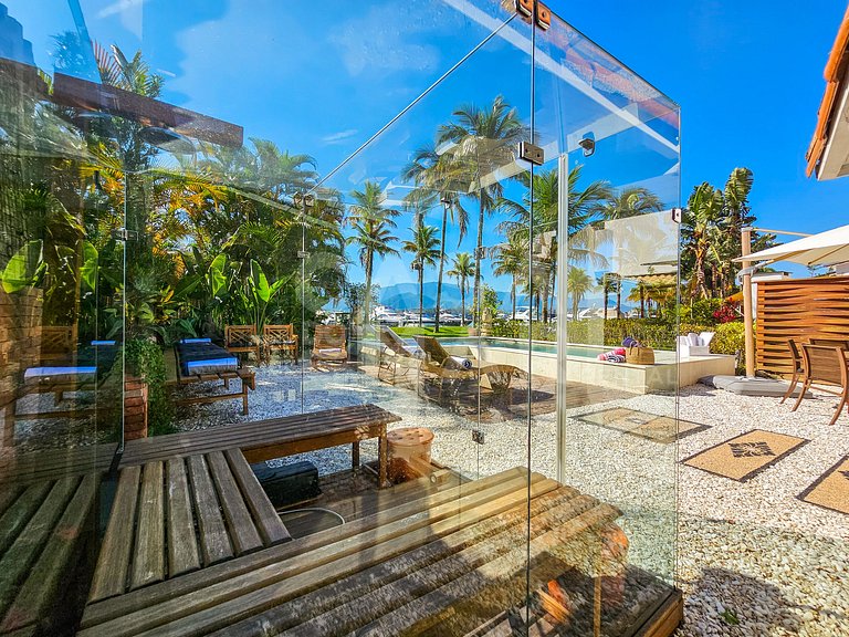 Beautiful house with 5 bedrooms, in a condominium