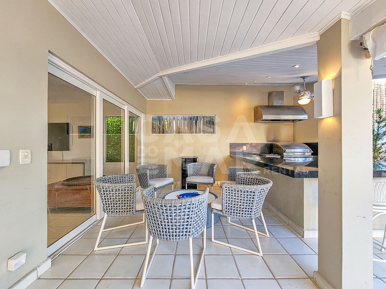 Beautiful house with 5 bedrooms, in a condominium