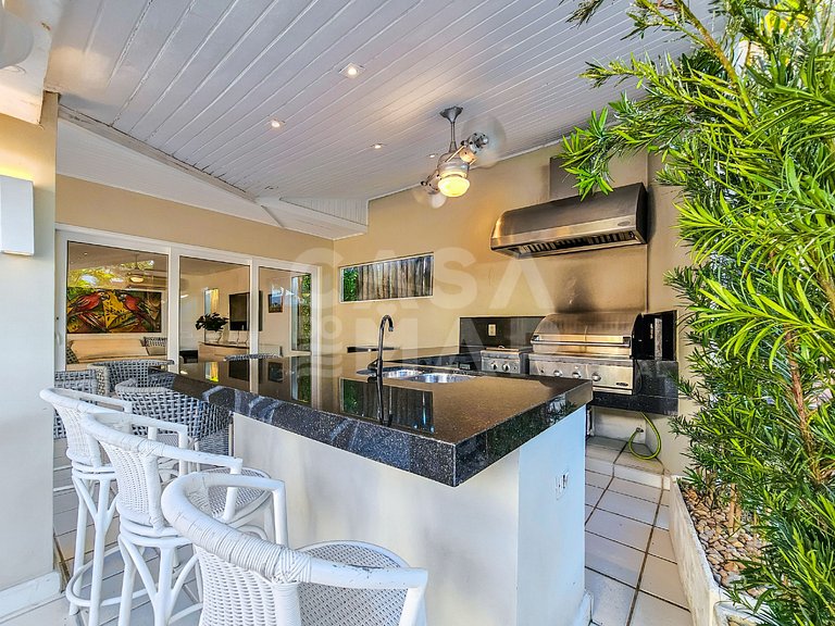 Beautiful house with 5 bedrooms, in a condominium