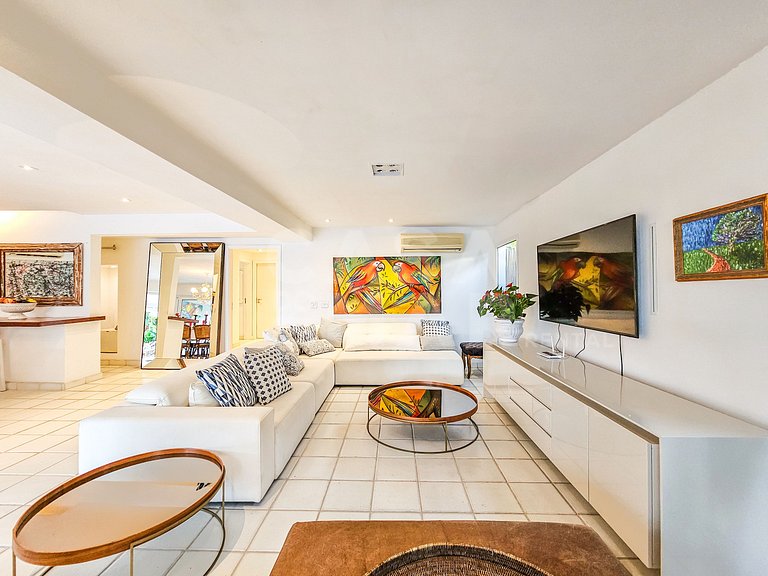 Beautiful house with 5 bedrooms, in a condominium