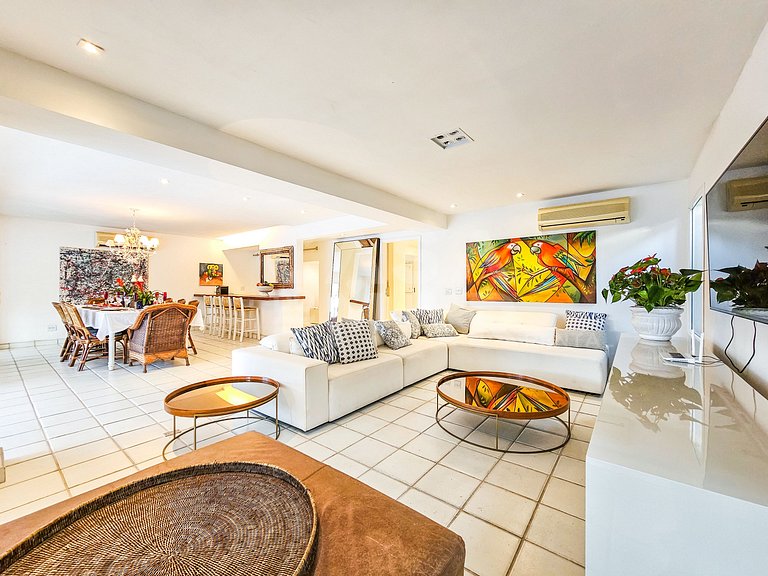 Beautiful house with 5 bedrooms, in a condominium