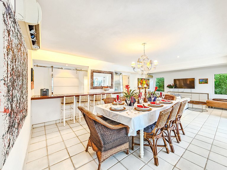 Beautiful house with 5 bedrooms, in a condominium