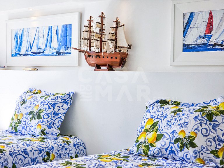 Beautiful house with 5 bedrooms, in a condominium