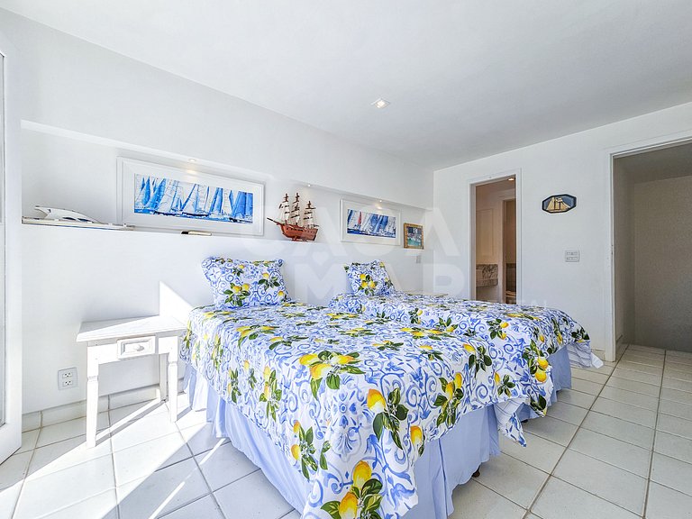 Beautiful house with 5 bedrooms, in a condominium