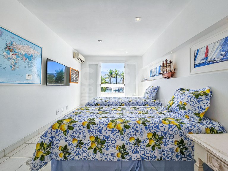 Beautiful house with 5 bedrooms, in a condominium