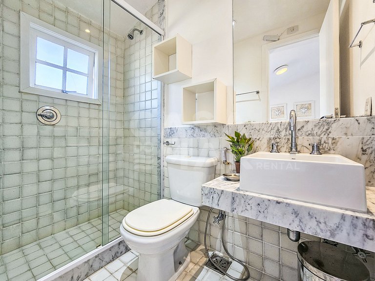 Beautiful house with 5 bedrooms, in a condominium