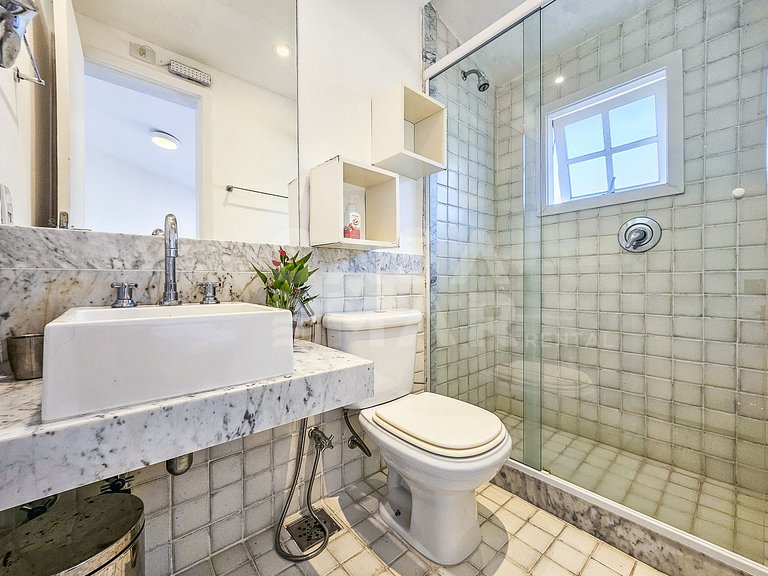 Beautiful house with 5 bedrooms, in a condominium