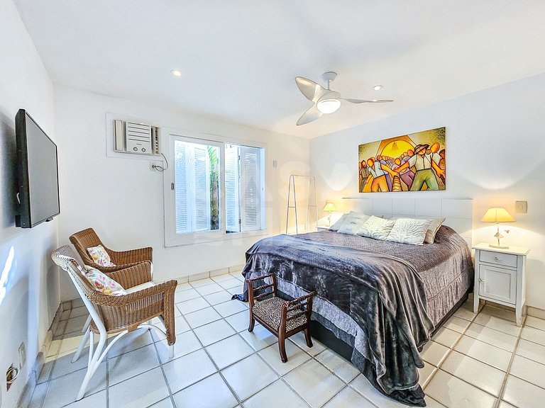 Beautiful house with 5 bedrooms, in a condominium