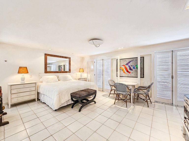 Beautiful house with 5 bedrooms, in a condominium