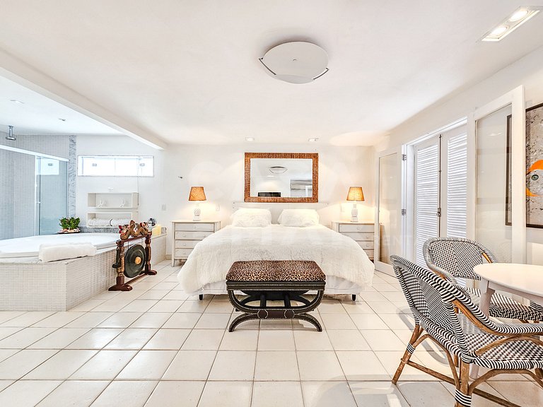 Beautiful house with 5 bedrooms, in a condominium