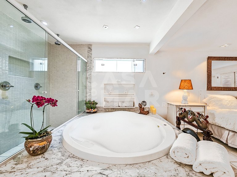 Beautiful house with 5 bedrooms, in a condominium