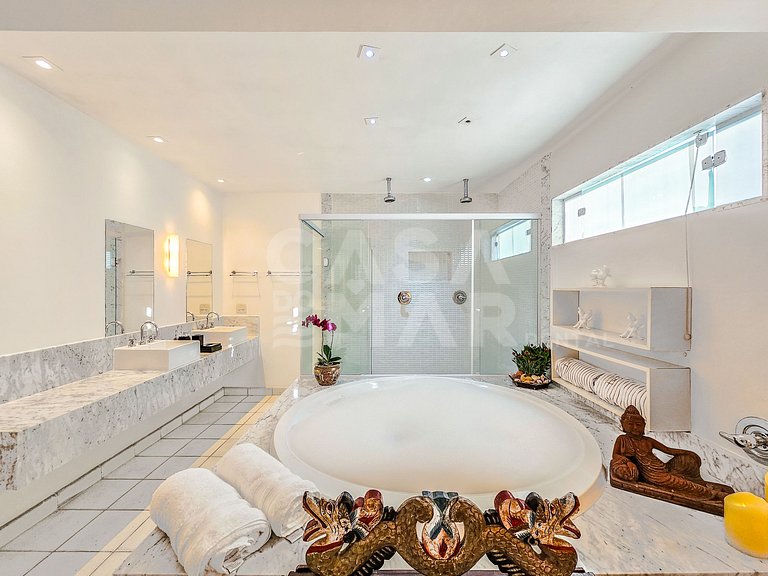 Beautiful house with 5 bedrooms, in a condominium