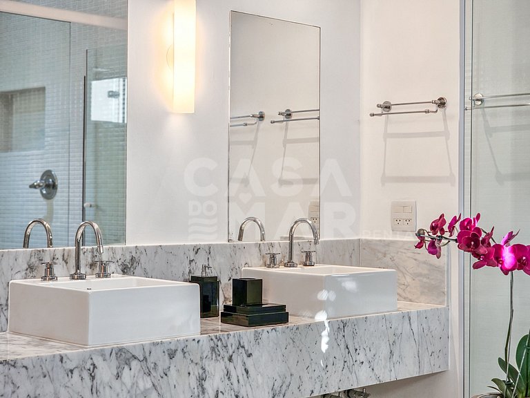Beautiful house with 5 bedrooms, in a condominium