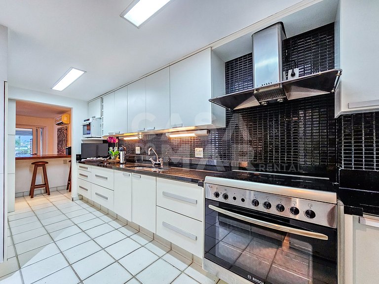 Beautiful house with 5 bedrooms, in a condominium
