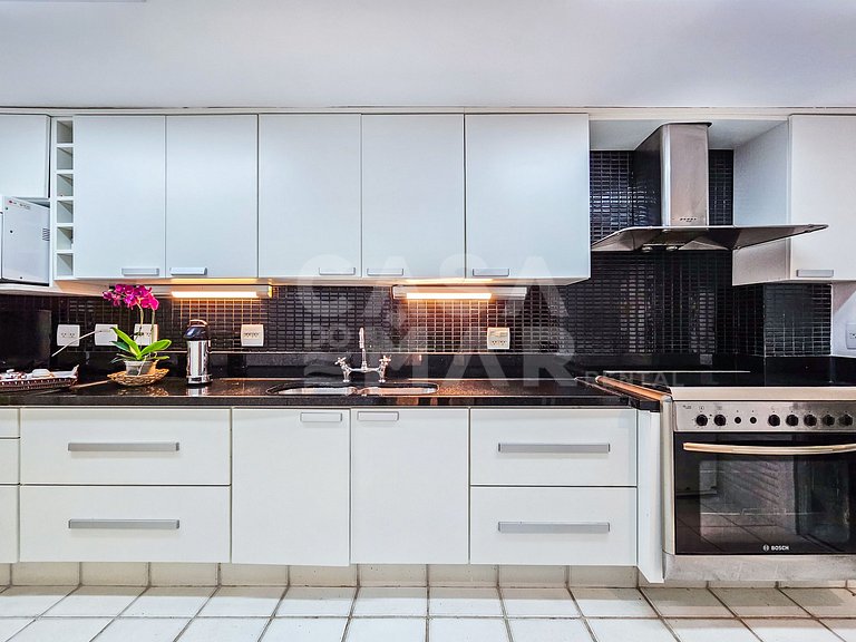 Beautiful house with 5 bedrooms, in a condominium