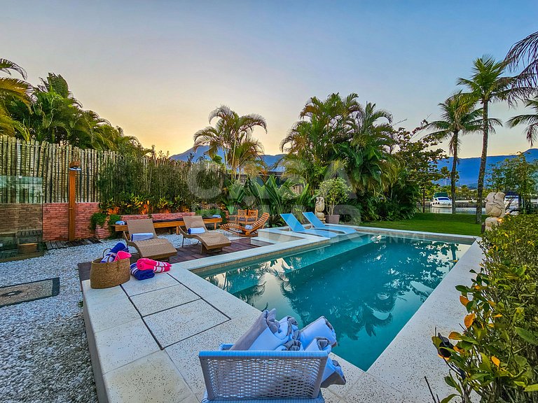 Beautiful house with 5 bedrooms, in a condominium