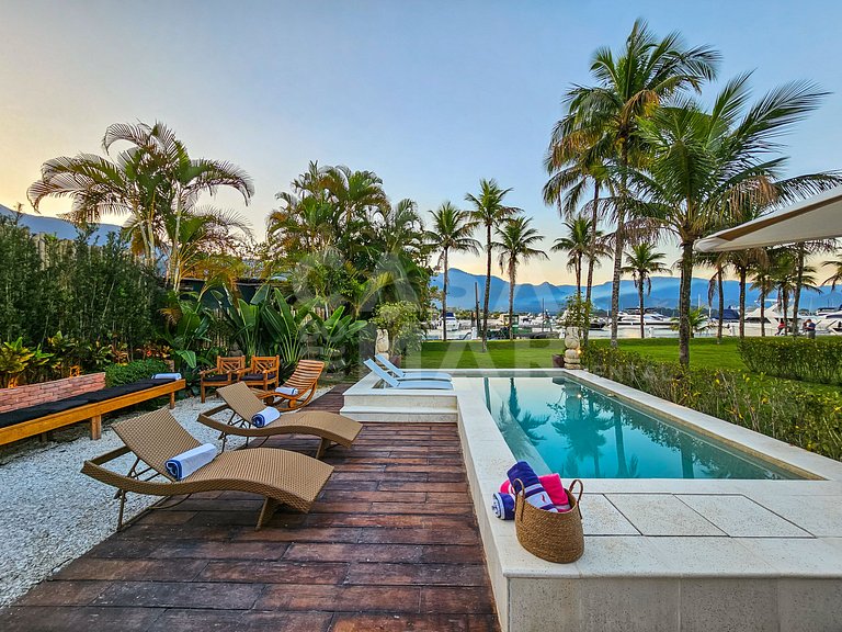 Beautiful house with 5 bedrooms, in a condominium