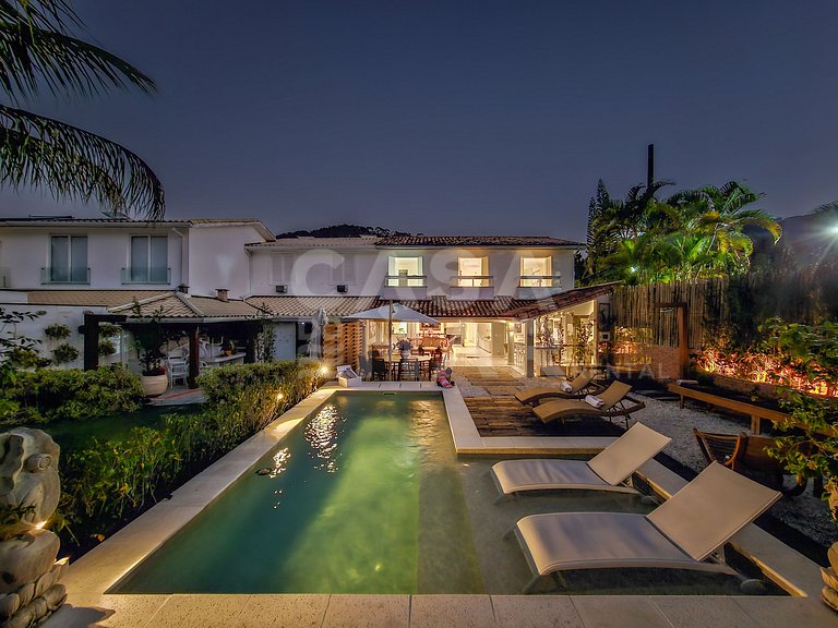 Beautiful house with 5 bedrooms, in a condominium