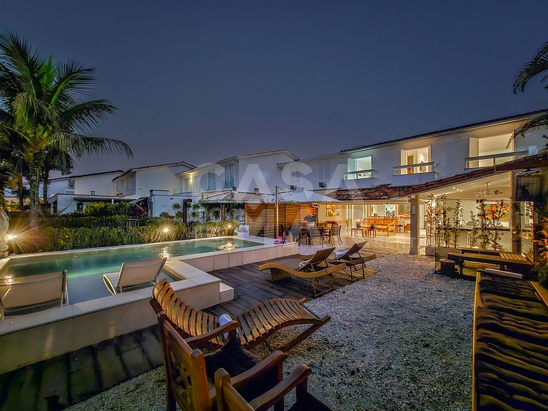 Beautiful house with 5 bedrooms, in a condominium