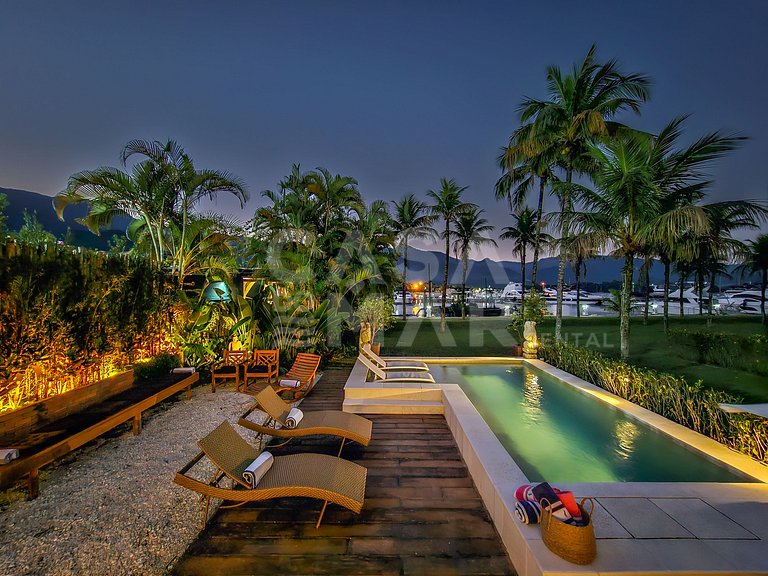 Beautiful house with 5 bedrooms, in a condominium