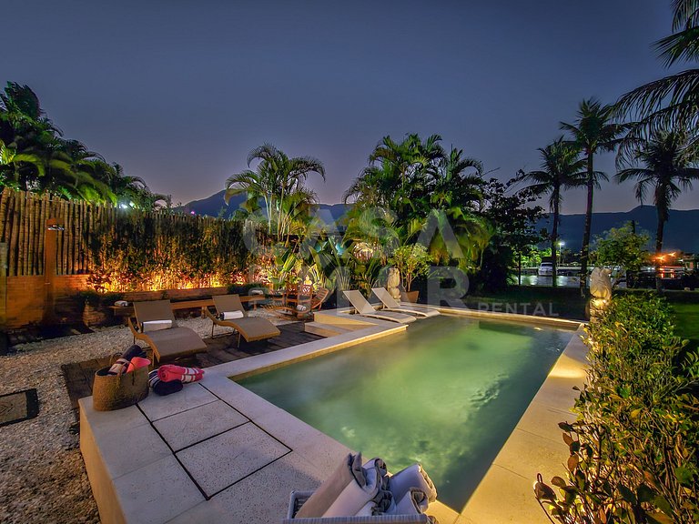 Beautiful house with 5 bedrooms, in a condominium