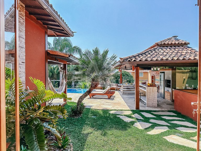 Linda casa com cinco suítes, na Ferradura