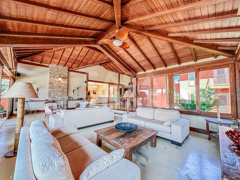 Linda casa com cinco suítes, na Ferradura