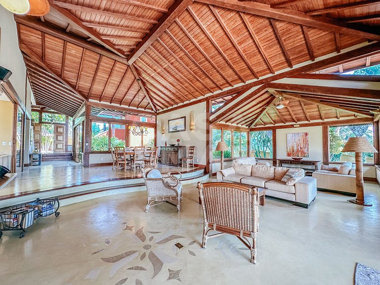 Linda casa com cinco suítes, na Ferradura