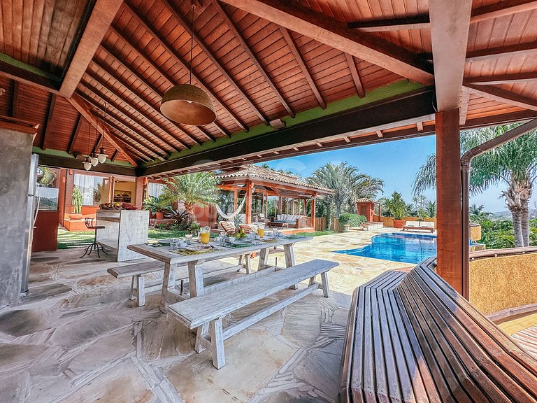 Linda casa com cinco suítes, na Ferradura