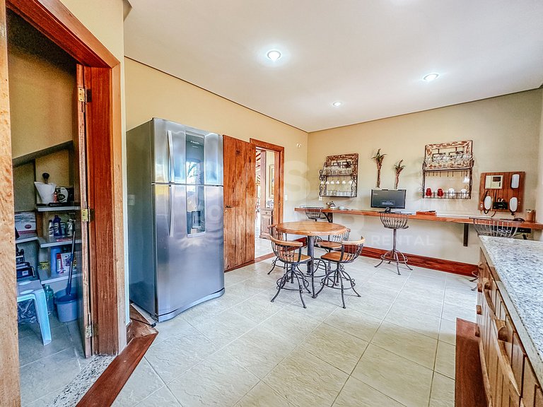 Linda casa com cinco suítes, na Ferradura