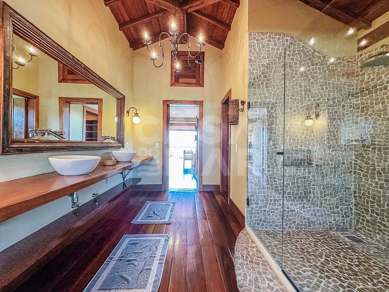 Linda casa com cinco suítes, na Ferradura