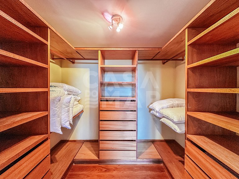 Linda casa com cinco suítes, na Ferradura