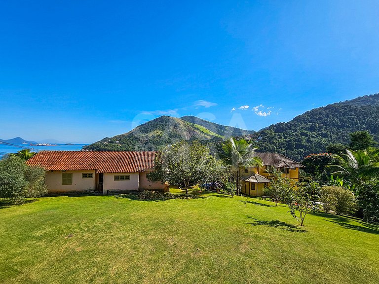 Beautiful house with 9 bedrooms, in a condominium