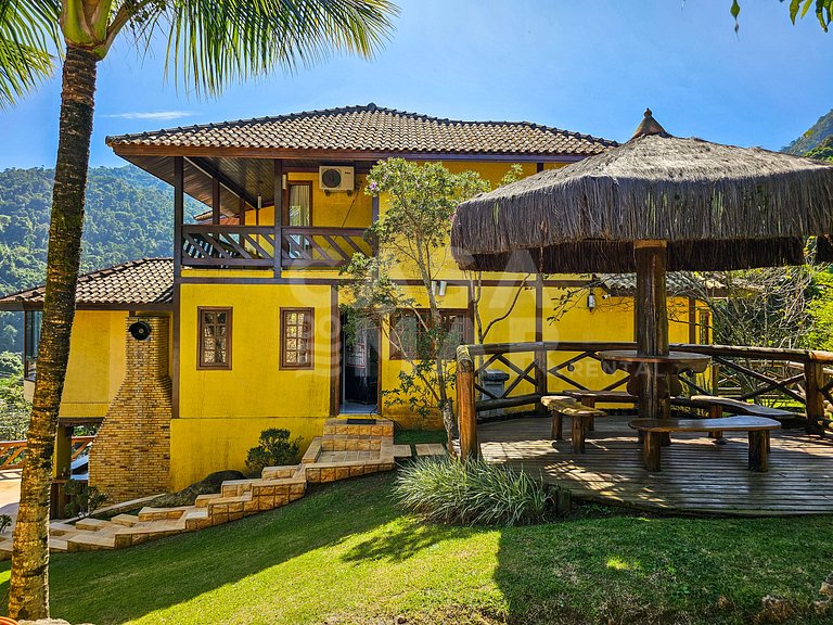 Linda casa com 9 quartos, em condomínio