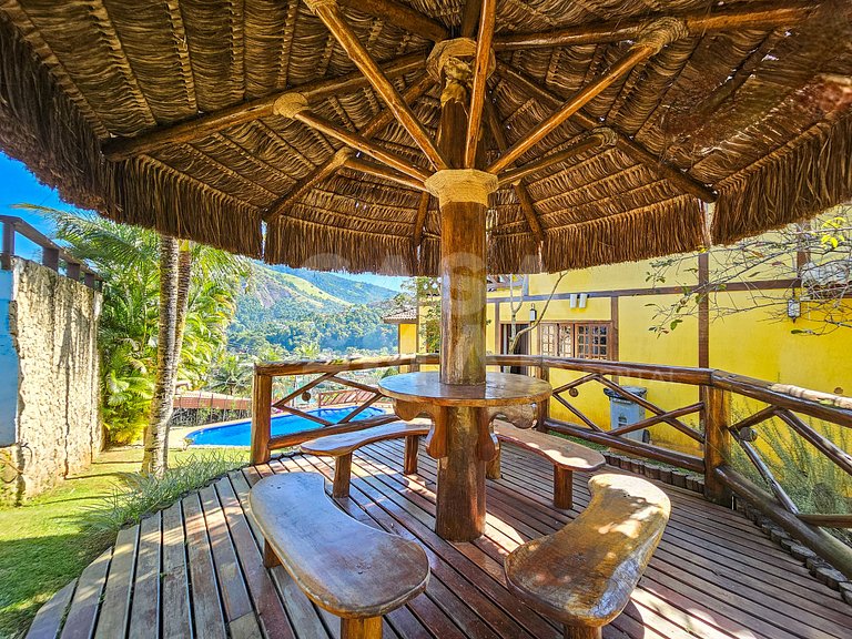 Linda casa com 9 quartos, em condomínio