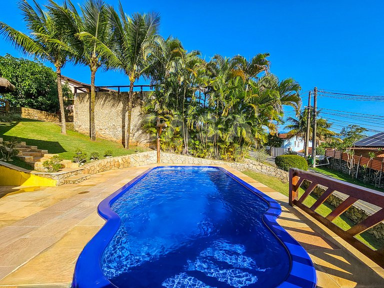 Linda casa com 9 quartos, em condomínio