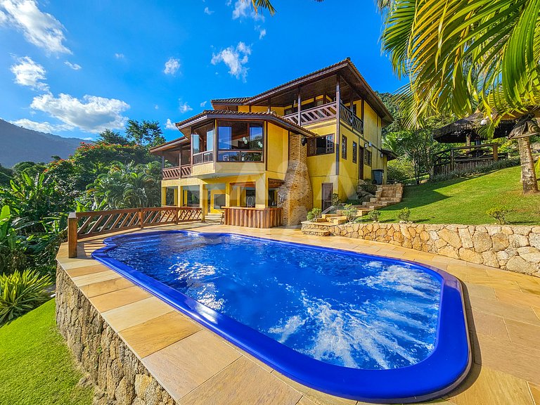 Beautiful house with 9 bedrooms, in a condominium
