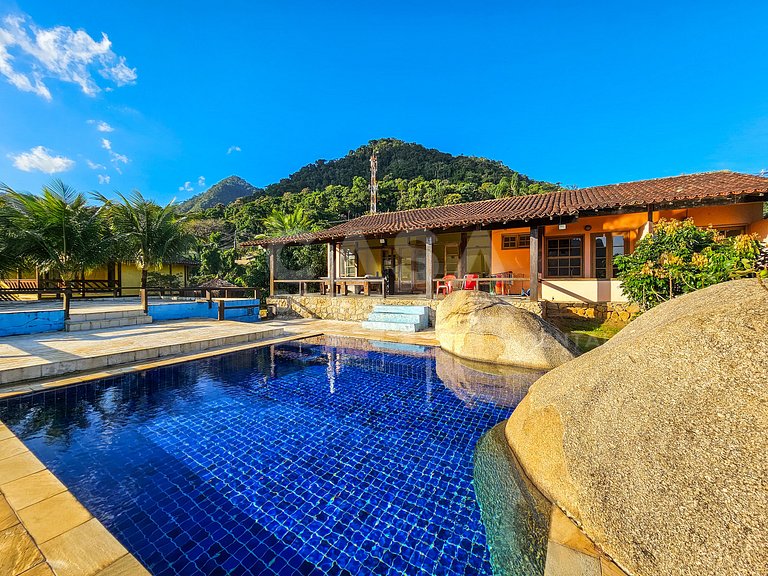Linda casa com 9 quartos, em condomínio