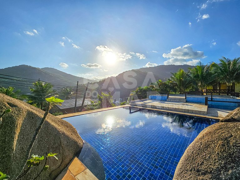 Beautiful house with 9 bedrooms, in a condominium