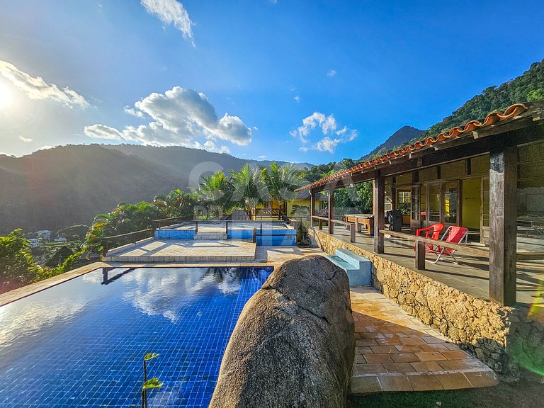 Beautiful house with 9 bedrooms, in a condominium